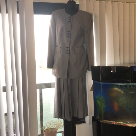Ladies 2pc suit by Gilmor size 10 - Picture 5 of 6